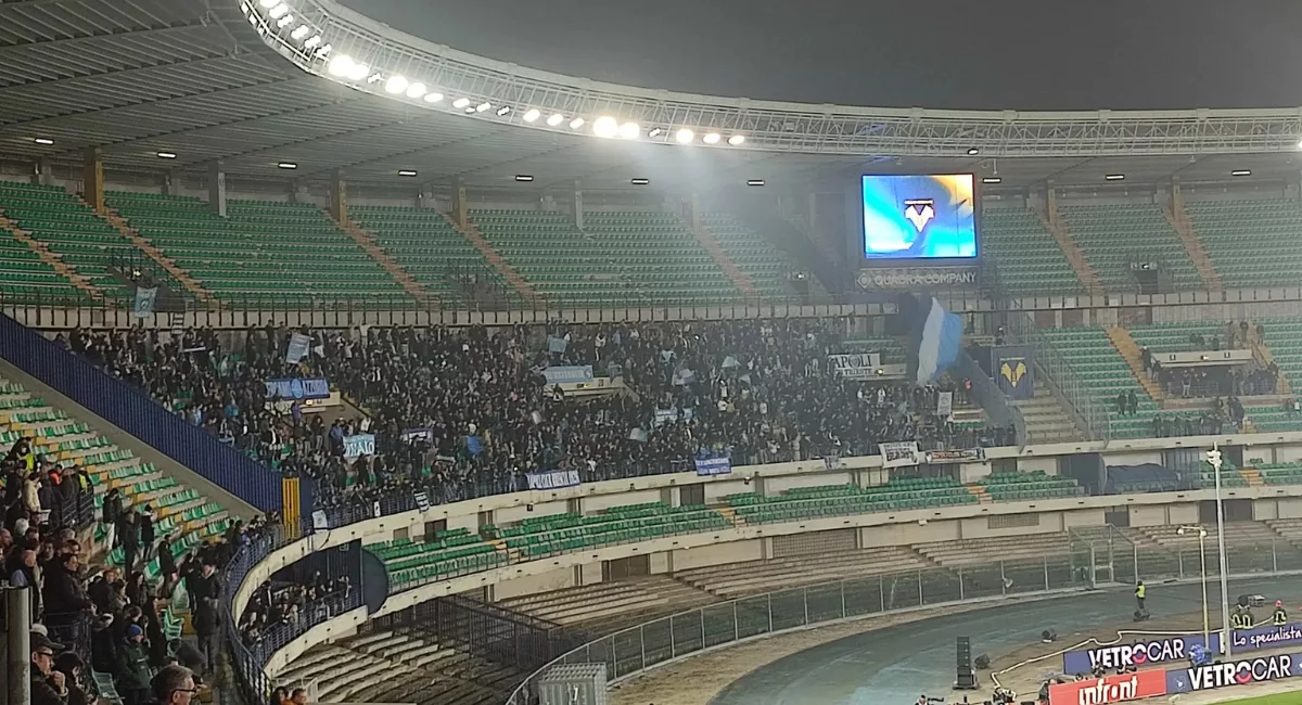 Oltre la singola partita: le trasferte dei napoletani tra ostilità e discriminazioni 1 Il settore ospiti occupato dai tifosi napoletani durante il match Hellas Verona - Napoli