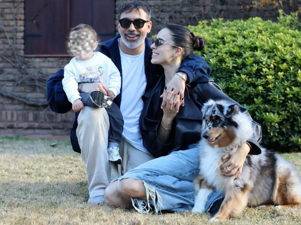 Lavezzi si racconta: “Napoli è il posto che ho amato di più. Ho visto il buio, oggi voglio solo vivere” 1 Ezequiel Lavezzi con la compagna e il secondo figlio