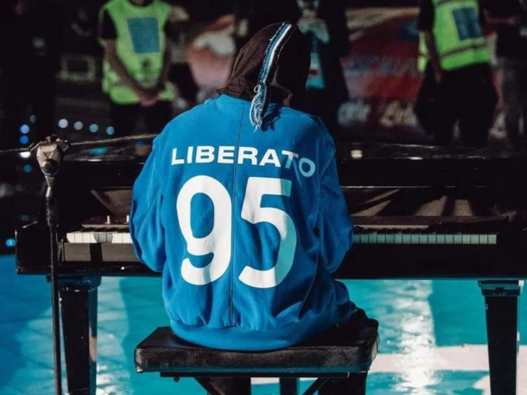 Nessuno canta Napoli meglio di chi non ha un nome 2 Liberato Napoli