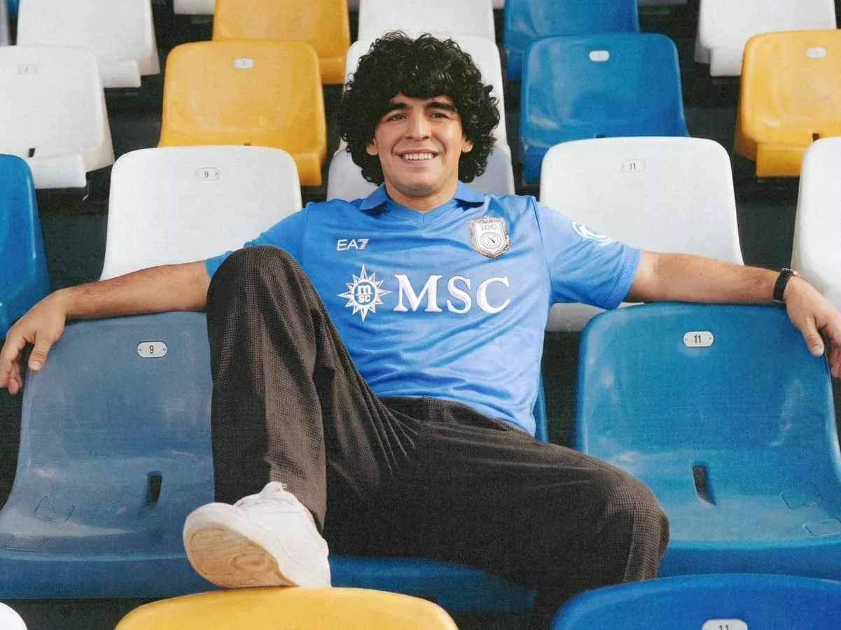 Napoli, Maradona indossa la maglia del centanario 1 Napoli maglia